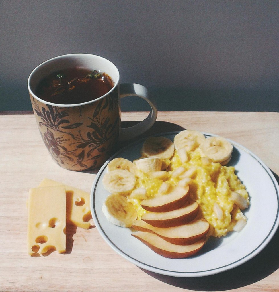 Кукурузная каша с кусочками груши и банана,ломтики сыра,чай на травах